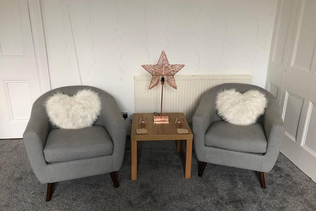 Stunning Bebington Maisonette - Large Private Drive And Entrance, Good Transport Links Exteriör bild