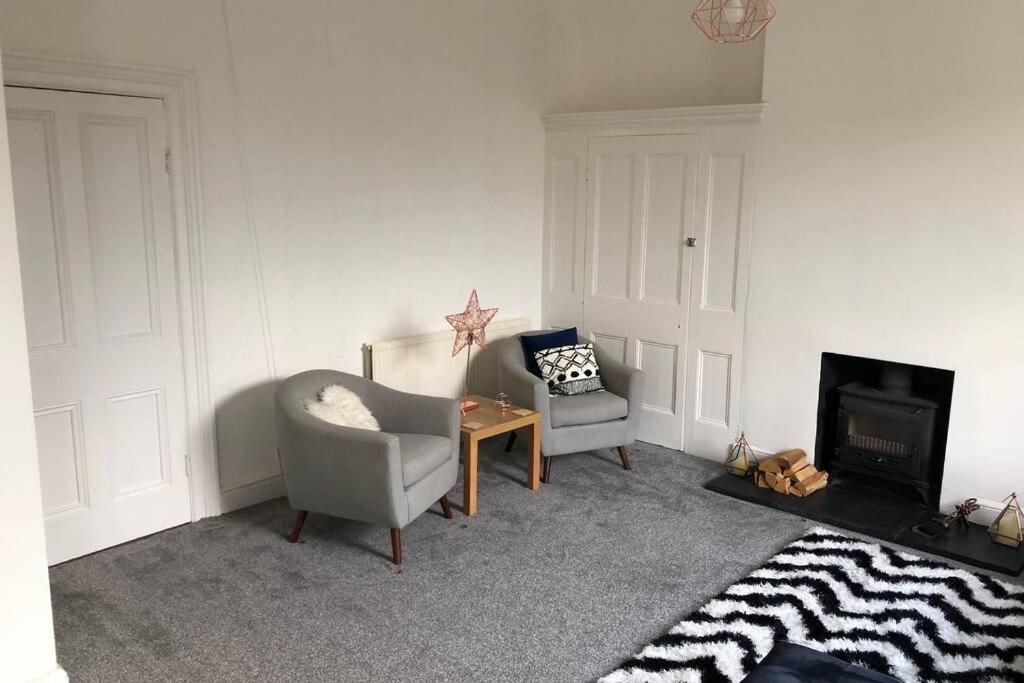 Stunning Bebington Maisonette - Large Private Drive And Entrance, Good Transport Links Exteriör bild