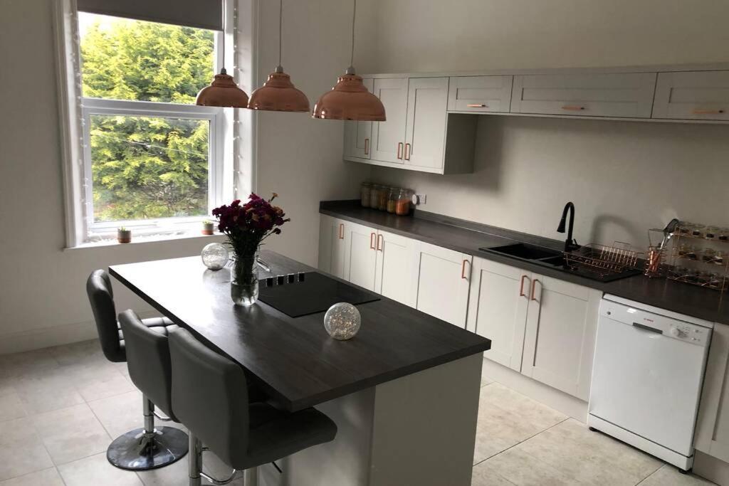 Stunning Bebington Maisonette - Large Private Drive And Entrance, Good Transport Links Exteriör bild