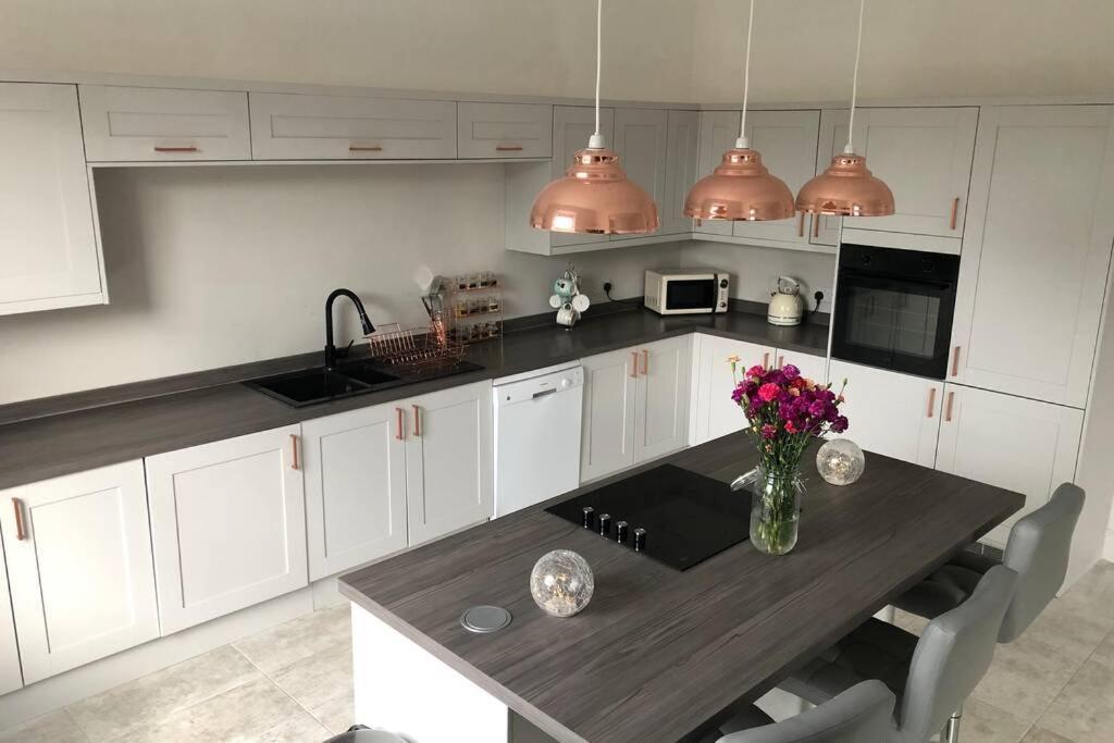 Stunning Bebington Maisonette - Large Private Drive And Entrance, Good Transport Links Exteriör bild