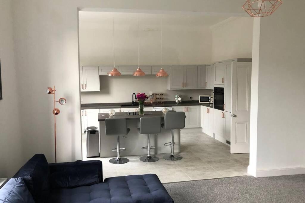 Stunning Bebington Maisonette - Large Private Drive And Entrance, Good Transport Links Exteriör bild