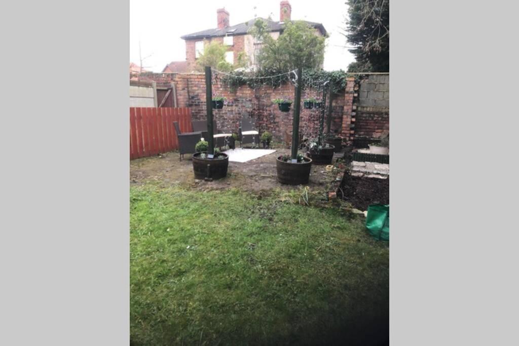 Stunning Bebington Maisonette - Large Private Drive And Entrance, Good Transport Links Exteriör bild