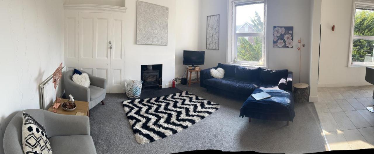Stunning Bebington Maisonette - Large Private Drive And Entrance, Good Transport Links Exteriör bild