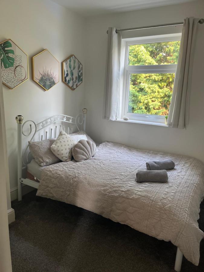 Stunning Bebington Maisonette - Large Private Drive And Entrance, Good Transport Links Exteriör bild