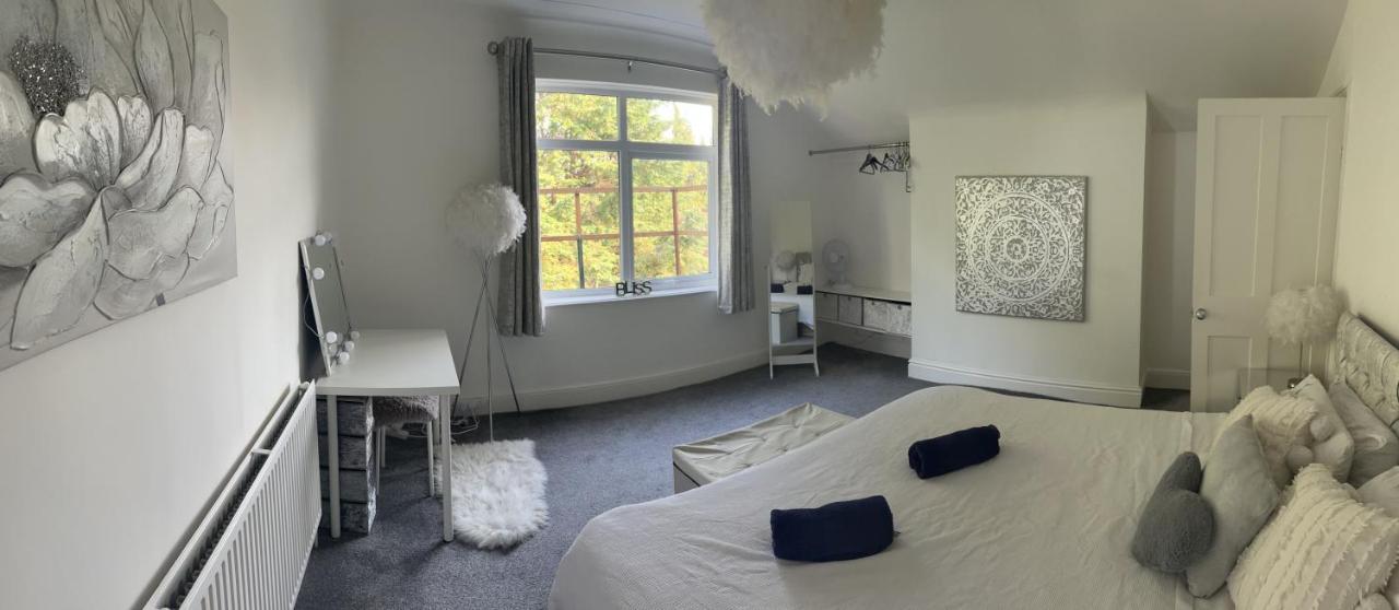 Stunning Bebington Maisonette - Large Private Drive And Entrance, Good Transport Links Exteriör bild