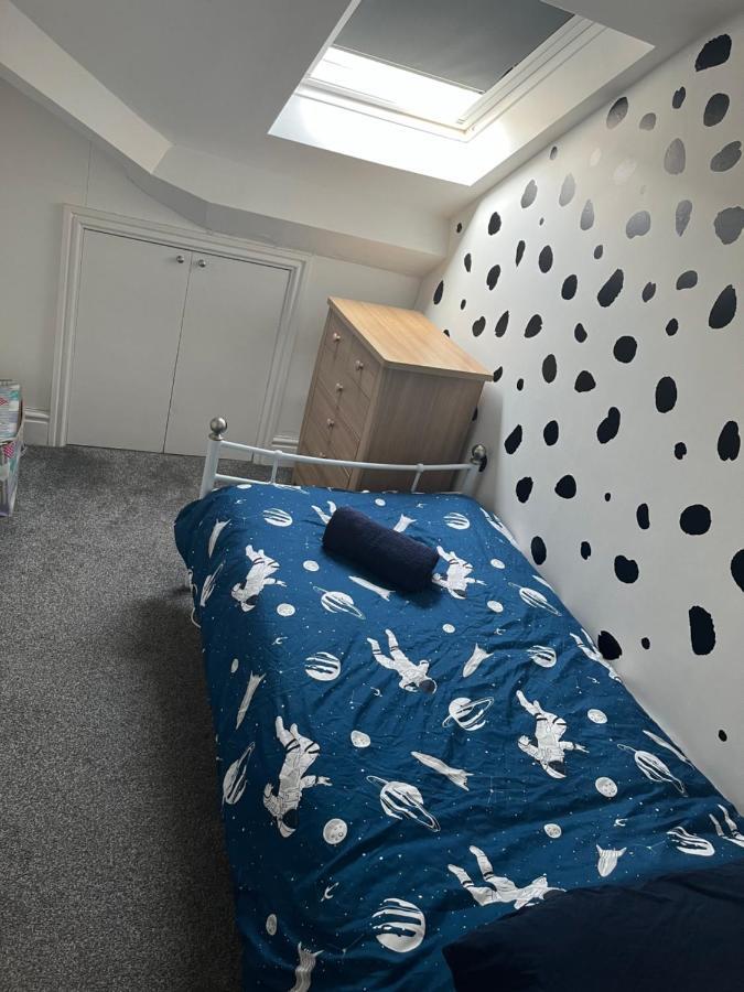 Stunning Bebington Maisonette - Large Private Drive And Entrance, Good Transport Links Exteriör bild