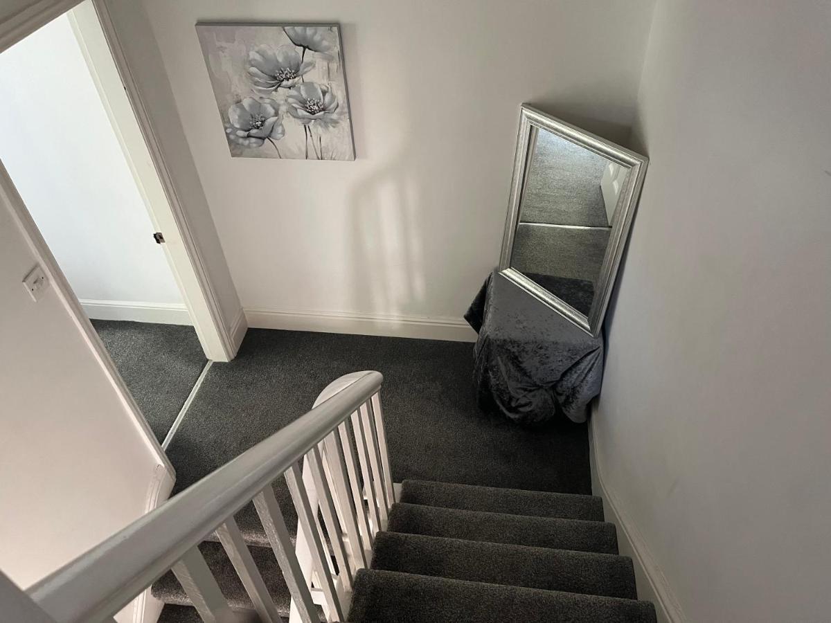 Stunning Bebington Maisonette - Large Private Drive And Entrance, Good Transport Links Exteriör bild