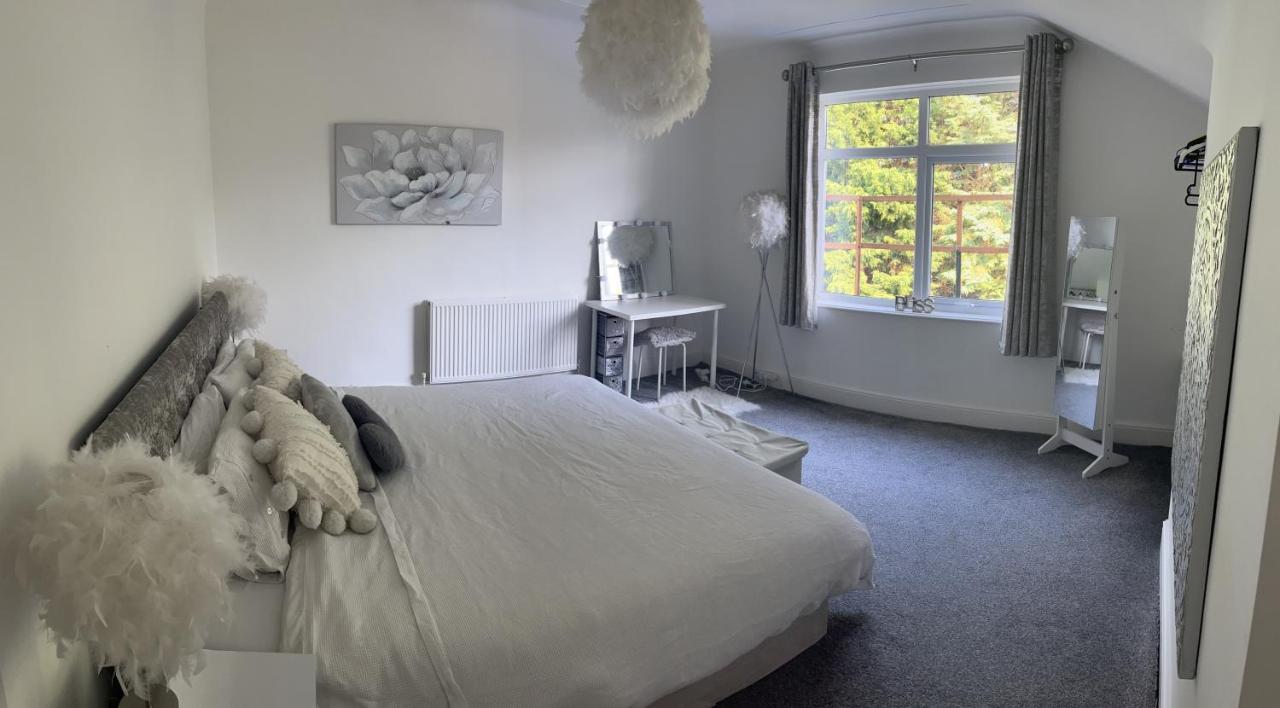 Stunning Bebington Maisonette - Large Private Drive And Entrance, Good Transport Links Exteriör bild